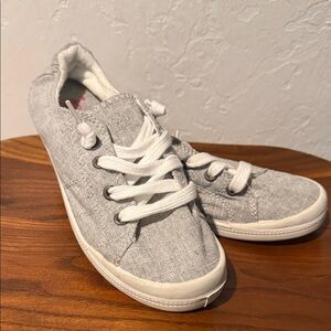 Jellypop | Comfort Fit Low Top Casual Sneker | Gray and White | Size Women’s 5.5